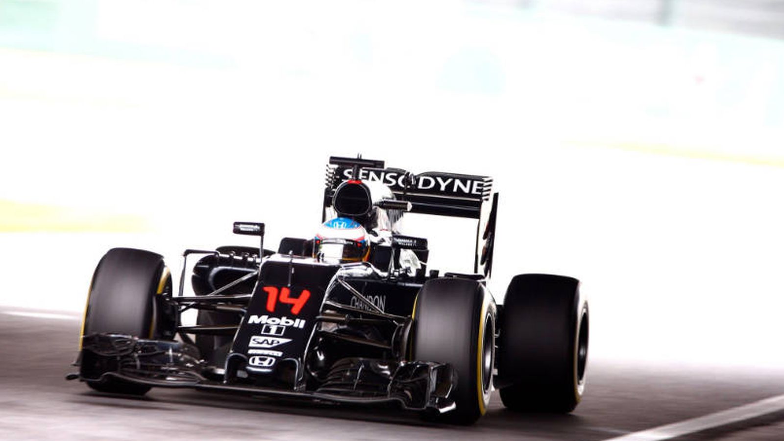 Foto: Alonso, Button, McLaren y Honda atravesaron un 'túnel' en Suzuka.