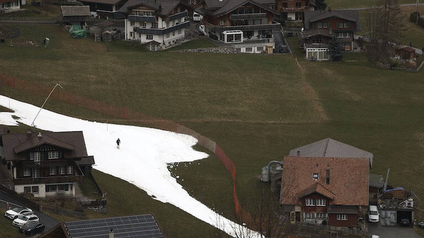 El pueblo de Adelboden, en Suiza, donde se celebró la última Copa del Mundo de Esquí, sin nieve. Foto: AP.