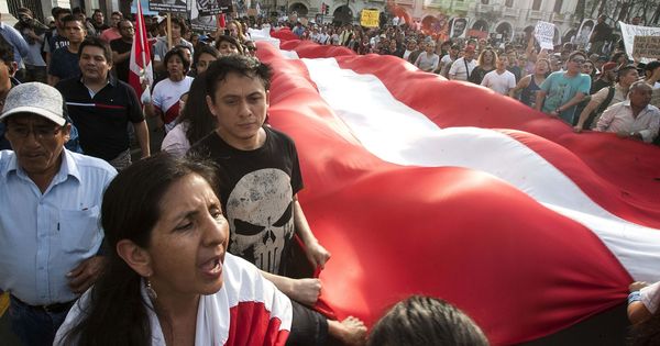 Foto: Manifestantes marchan con una bandera de Perú contra el indulto otorgado al expresidente Alberto Fujimori. (EFE)