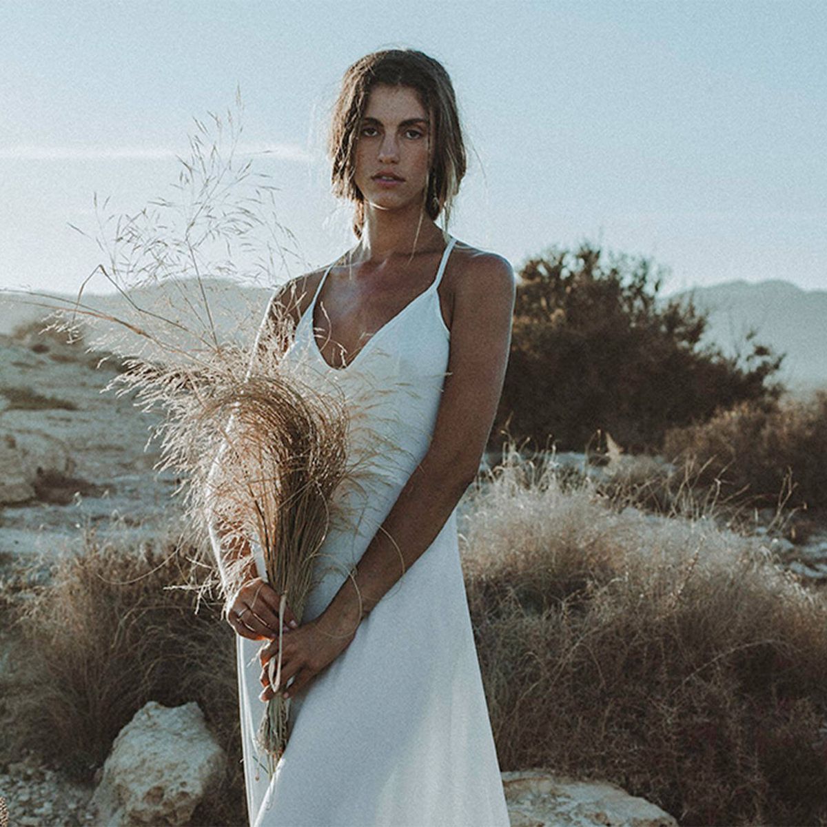 Descubre 4 vestidos de novia sostenibles y artesanales para las bodas slow  de 2022