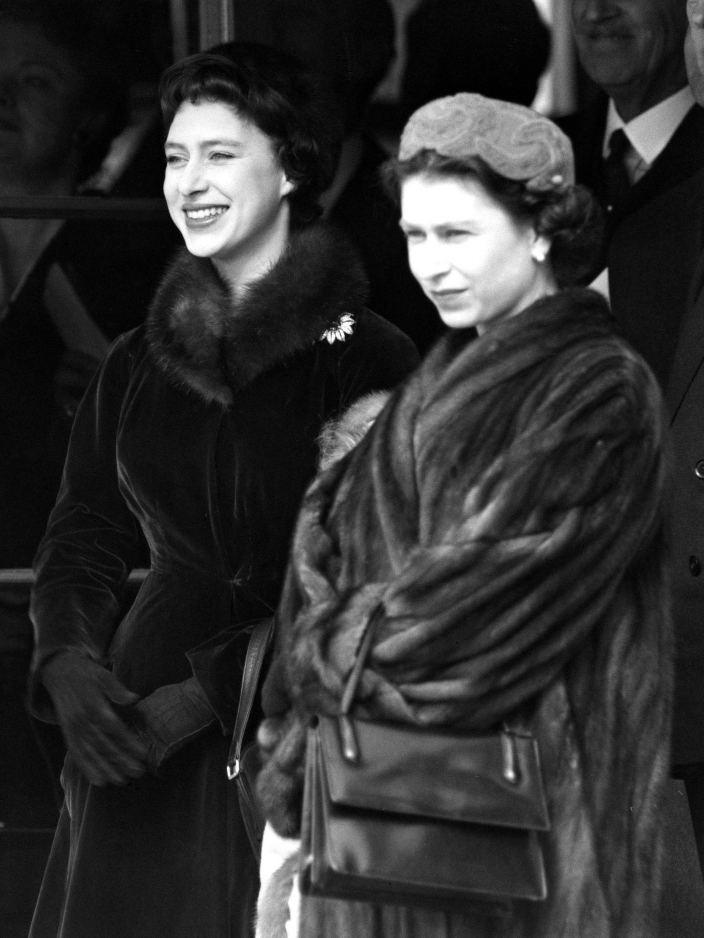 La princesa Margarita, junto a la reina Isabel en 1958. (Cordon Press)