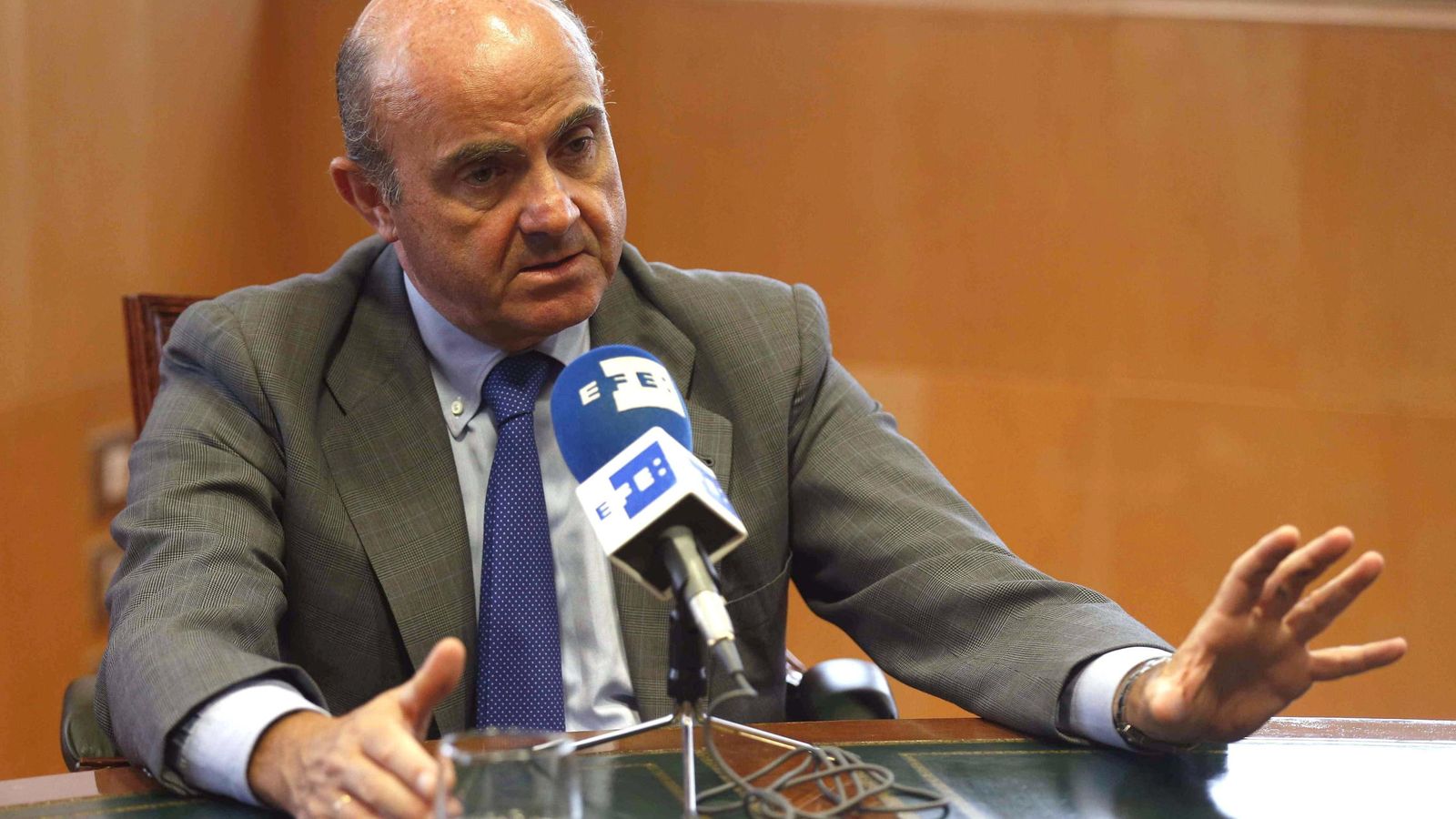 Foto: El ministro de Economía, Luis de Guindos, durante la entrevista. (EFE)