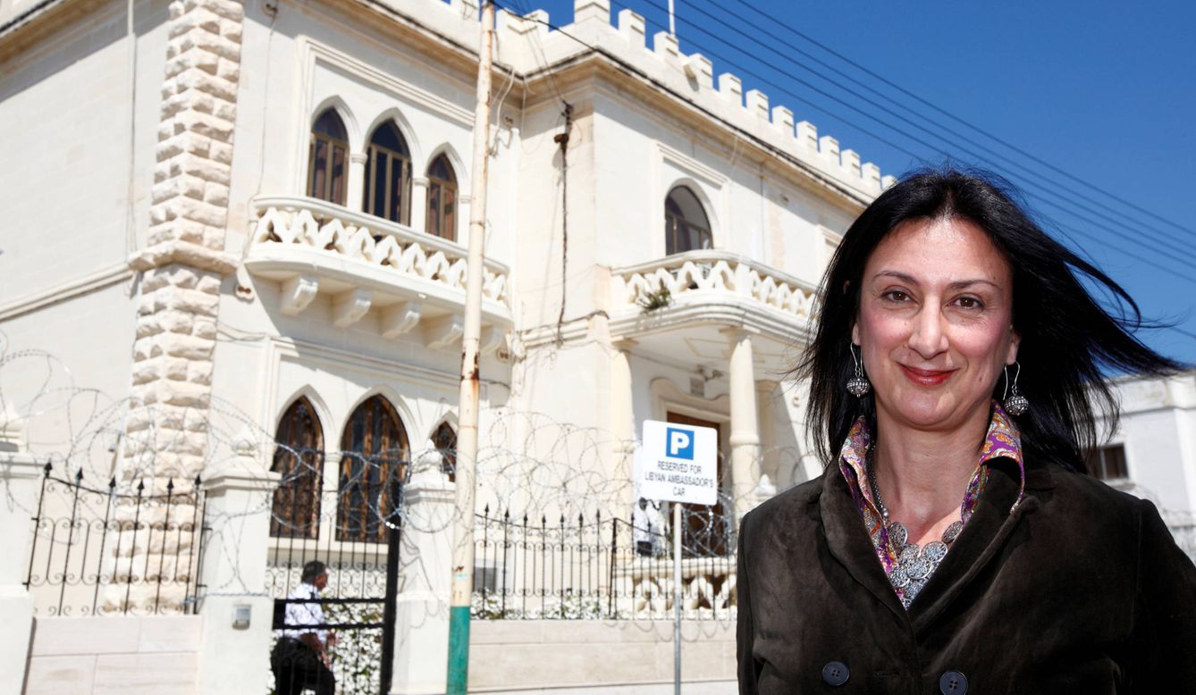Daphne Caruana Galizia posa para una fotografía ante la embajada de Libia en La Valeta. (Reuters)