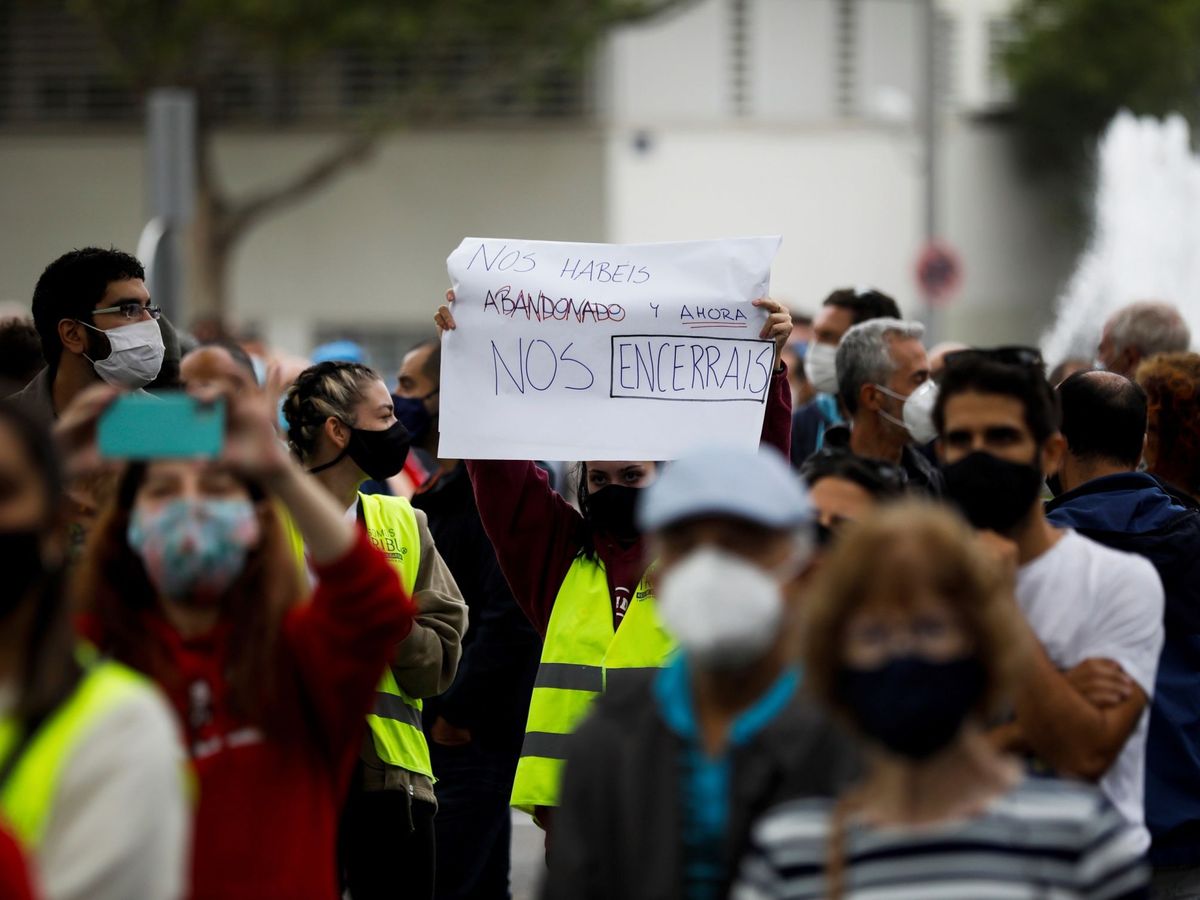 Foto: Protesta en Vallecas contra las restricciones de movilidad. (EFE)