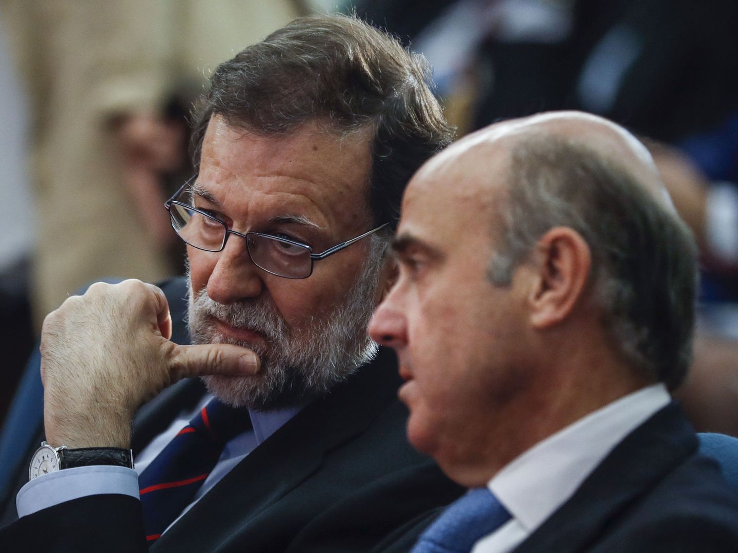 El presidente del Gobierno, Mariano Rajoy (i), y el ministro de Economía y Competitividad, Luis de Guindos. (EFE / Emilio Naranjo)