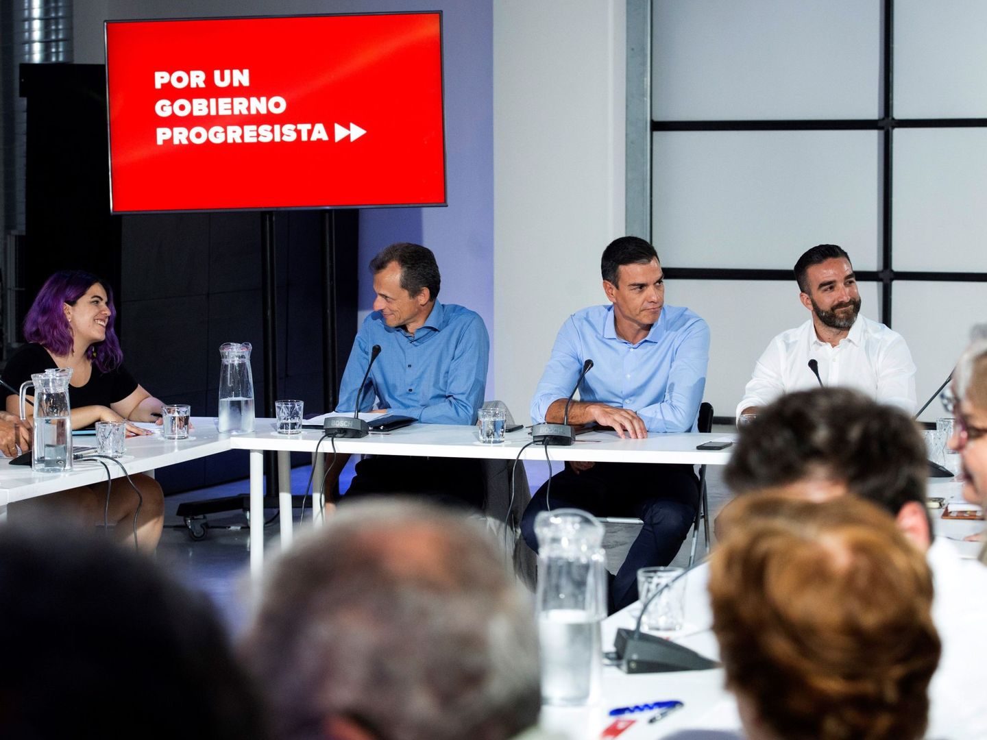 El presidente, Pedro Sánchez, con el ministro de Ciencia en funciones, Pedro Duque, y el secretario de Estado de Avance Digital, Paco Polo (d), durante la reunión mantenida el 26 de agosto en Madrid con el sector de la ciencia y de los emprendedores. (EFE)
