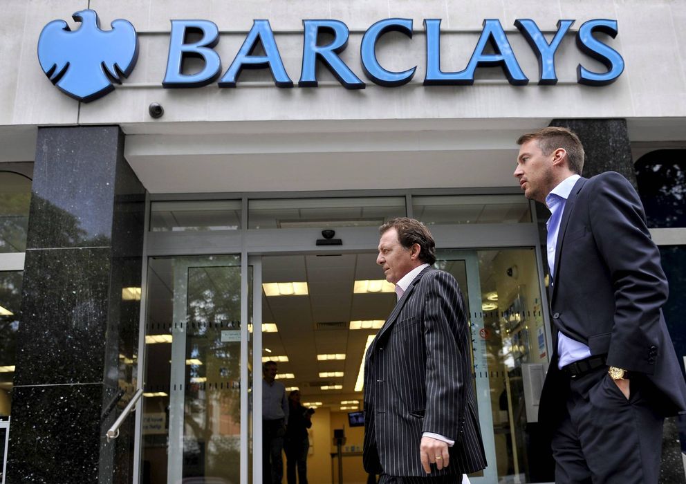 Foto: Peatones pasan delante de una sucursal del Barclays Bank. (EFE)