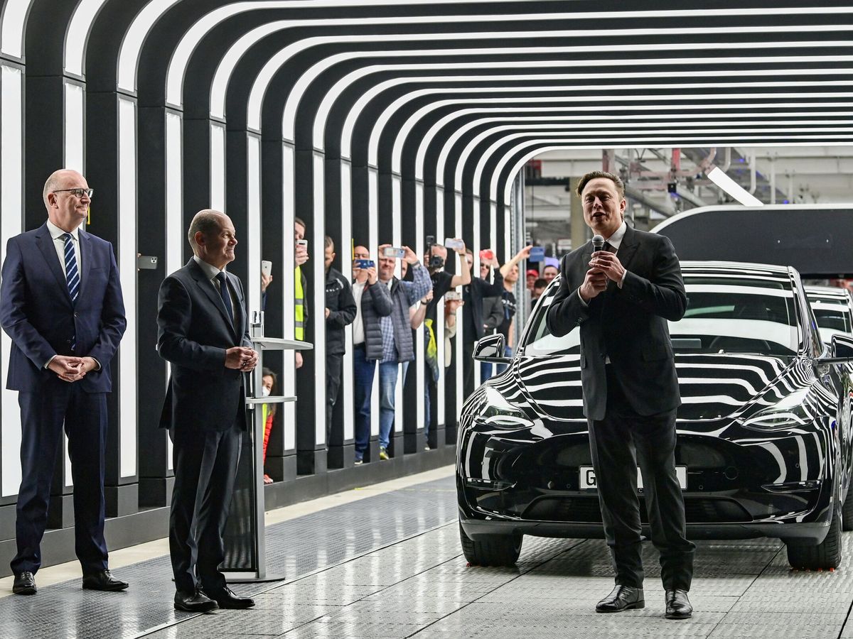 Foto: Elon Musk junto a vehículos de Tesla. (Reuters/Patrick Pleul)