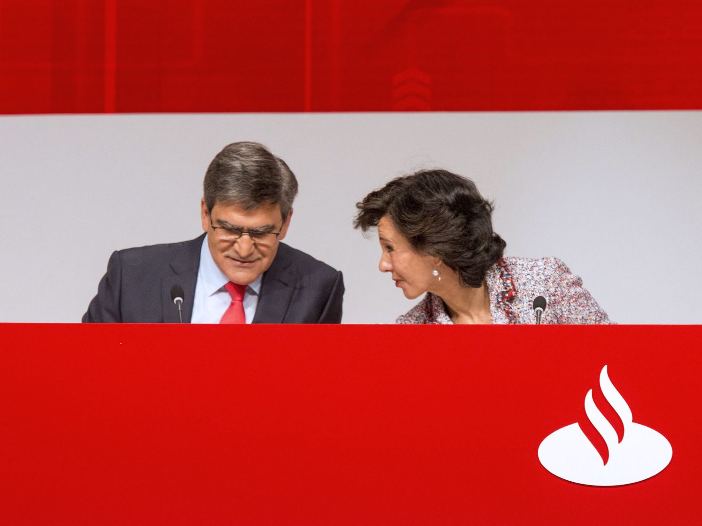 La presidenta del Banco Santander, Ana Botín, conversa con el consejero delegado, José Luis Álvarez Álvarez. (EFE)