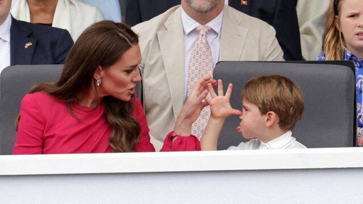 El príncipe Louis, haciendo burla a su madre en el Jubileo de Platino de Isabel II. (Reuters)