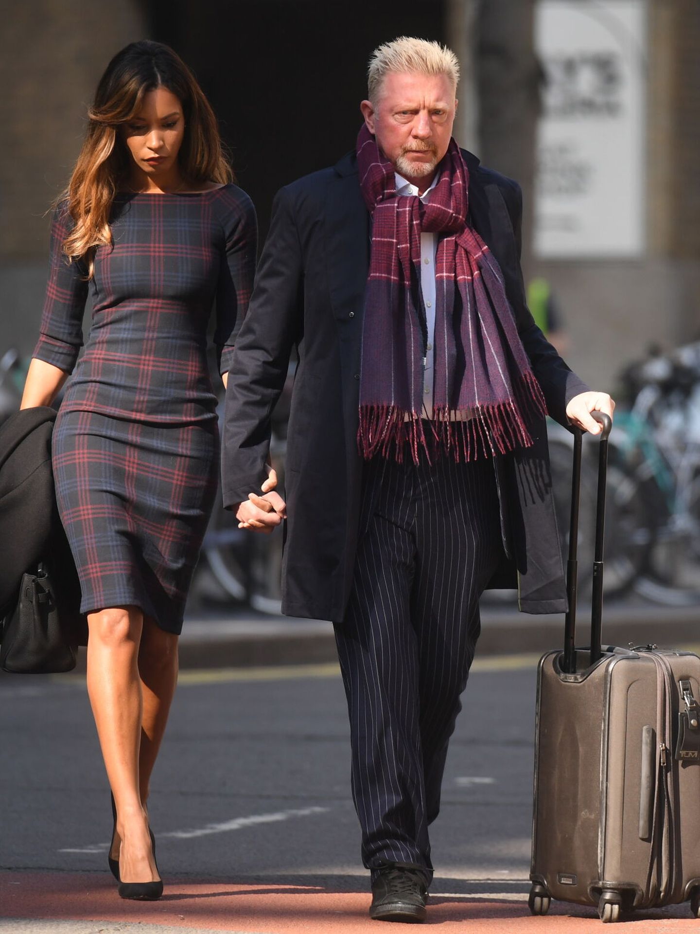Boris Becker y su pareja, Lillian de Carvalho, llegan a la Corte de Southwark Crown. (EFE/Hall)