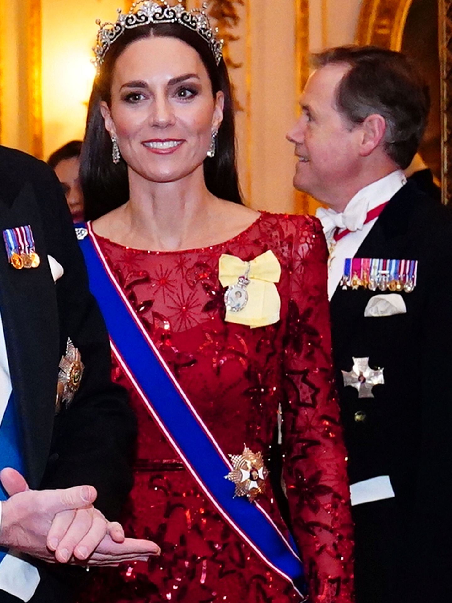 La princesa de Gales, con la tiara flor de loto, el broche de diamantes y pendientes de diamantes. (Reuters/Pool/Victoria Jones)