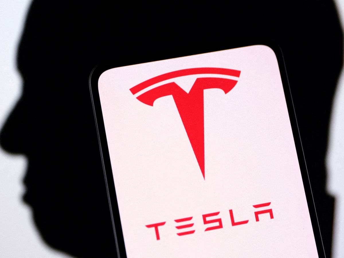 Foto: Tesla logo. (Reuters/Dado Ruvic)