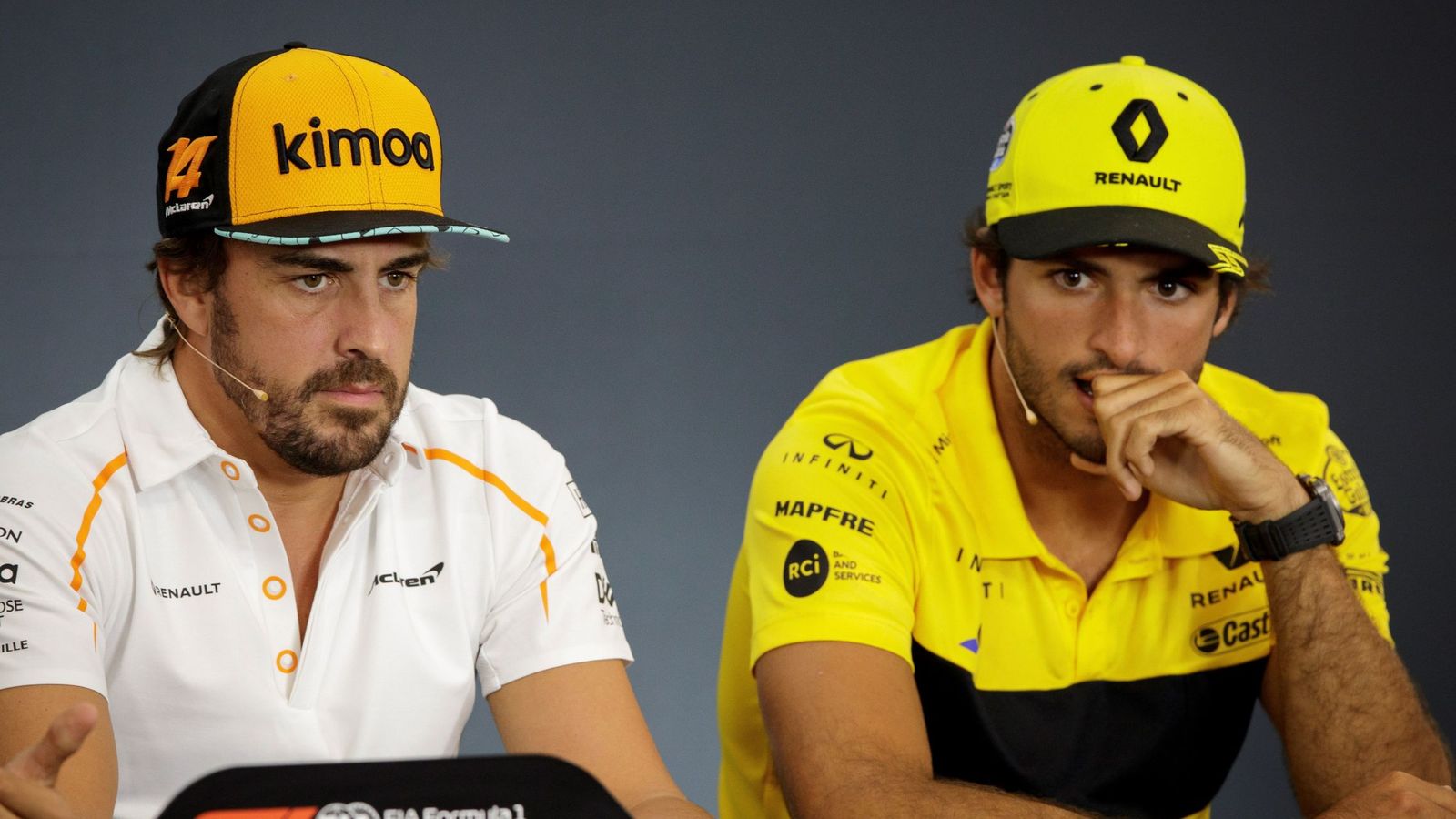 Foto: Fernando Alonso y Carlos Sainz en la comparecencia de prensa del Gran Premio de Bélgica. (Efe)