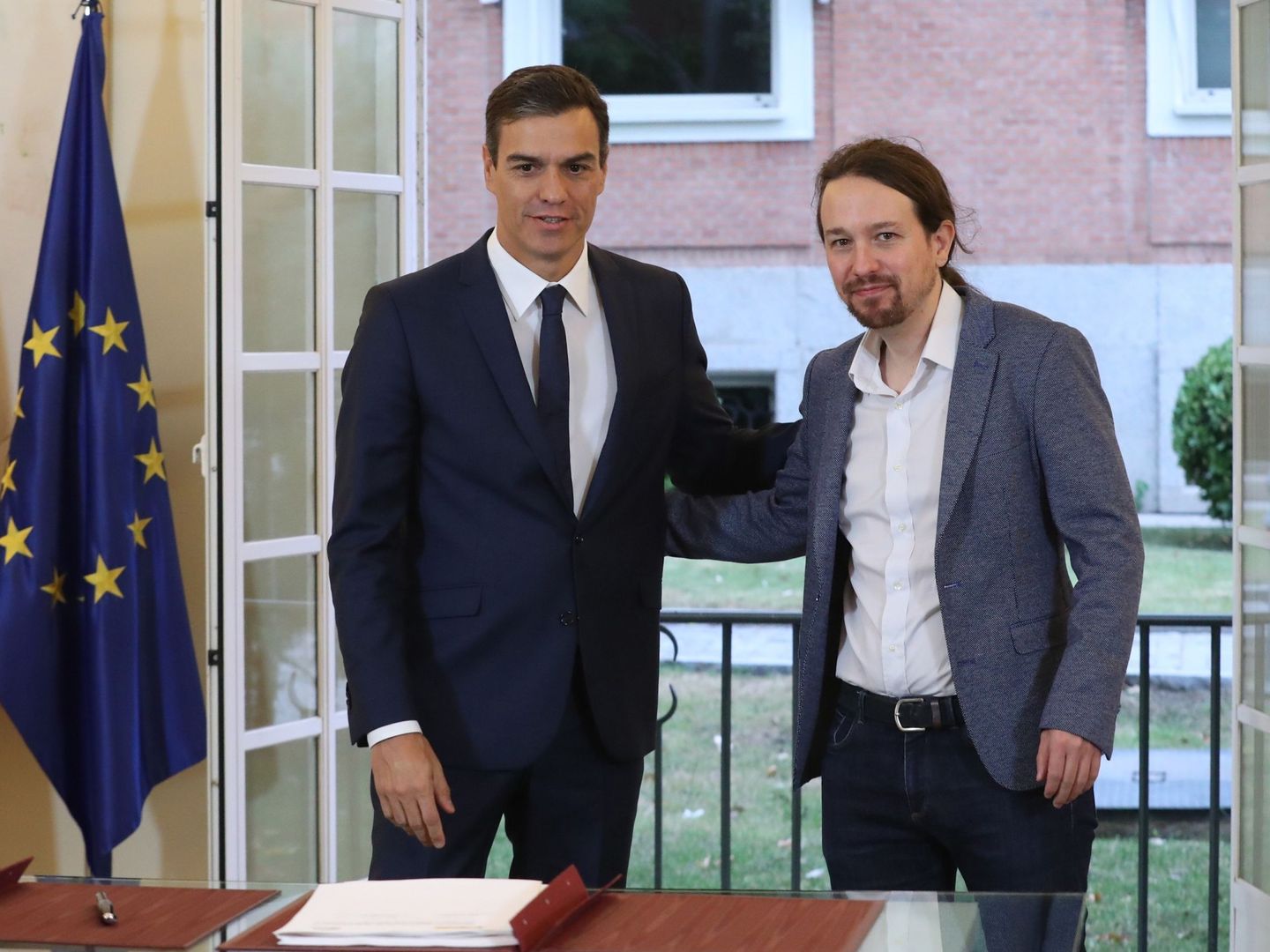 Pedro Sánchez y Pablo Iglesias firmando en Moncloa el acuerdo sobre el proyecto de ley de presupuestos para 2019. (EFE)
