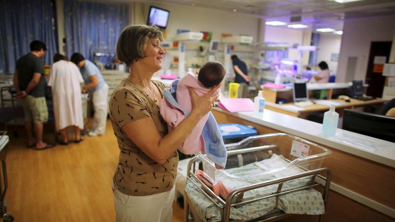 Foto: Una mujer sostiene a un bebé. (Reuters)