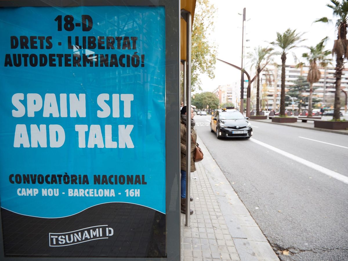 Foto: Publicidad de Tsunami Democrático, que bajo los lemas "Derechos, Libertad, Autodeterminación" y "Spain sit and talk". (EFE)