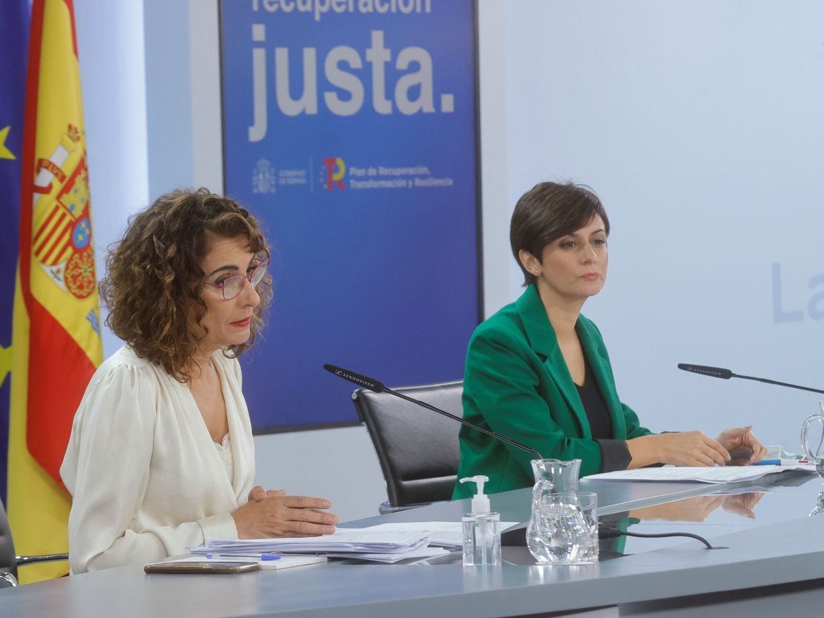 Foto: La ministra de Hacienda, María Jesús Montero, y la ministra portavoz, Isabel Rodríguez. (EFE)