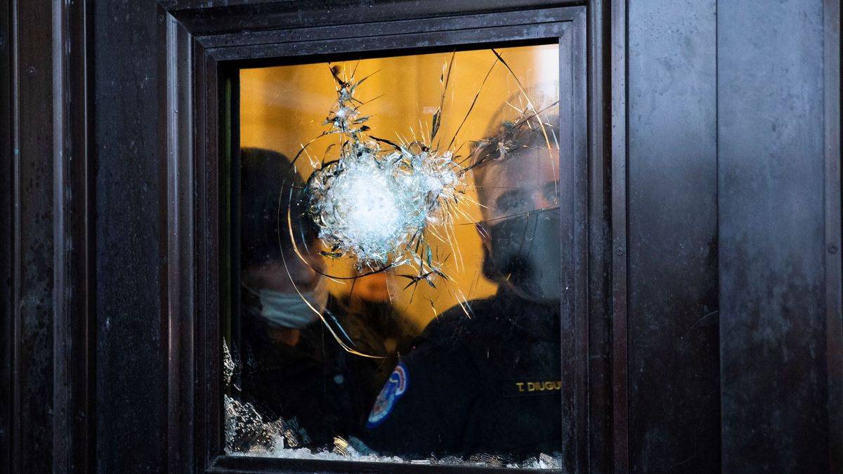 Muere un policía del Capitolio herido, lo que eleva a 5 las víctimas mortales en el asalto