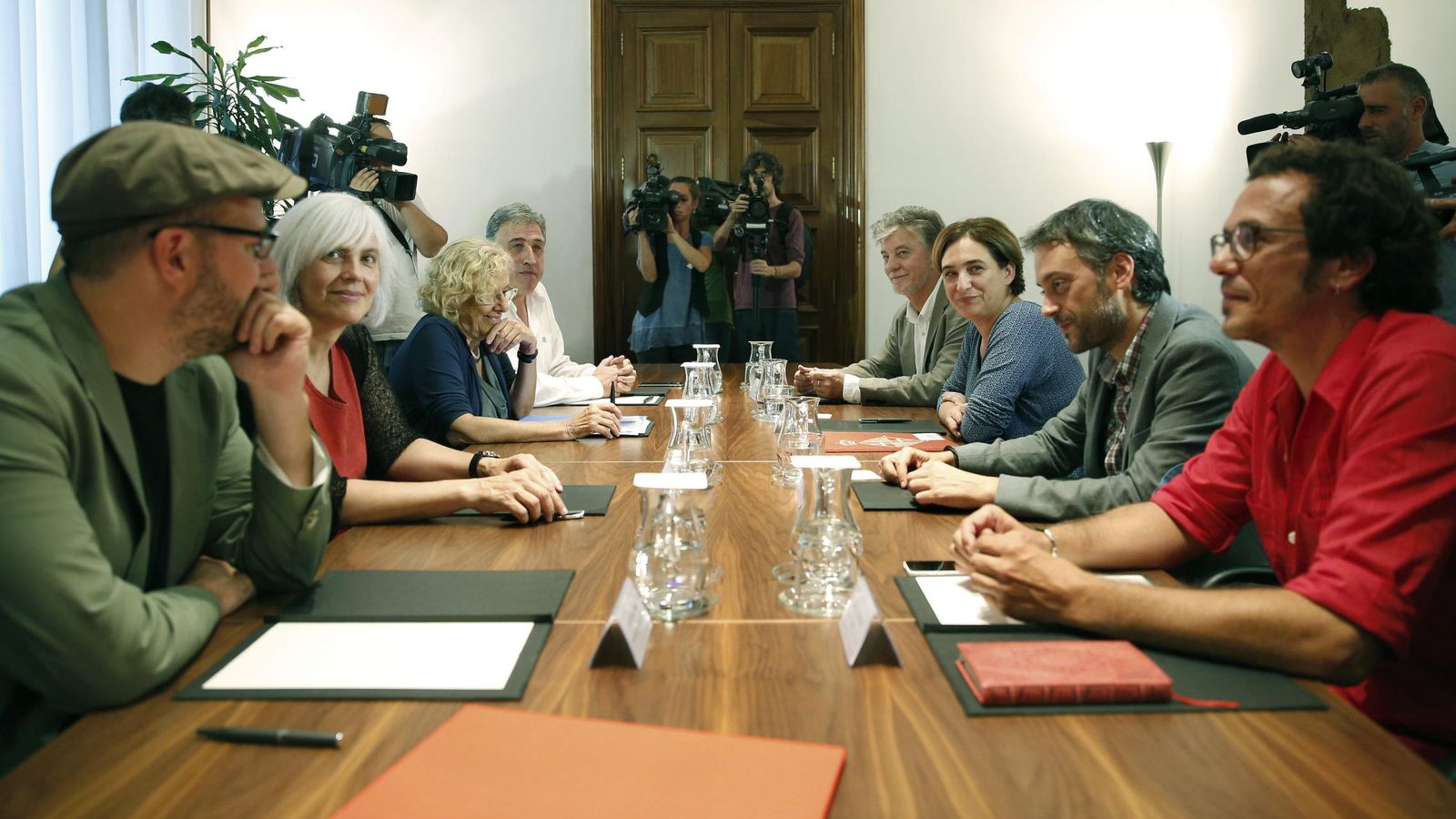 Foto: Los alcaldes de Santiago de Compostela, Badalona, Madrid, Pamplona, Zaragoza, Barcelona, A Coruña y Cádiz. (EFE)