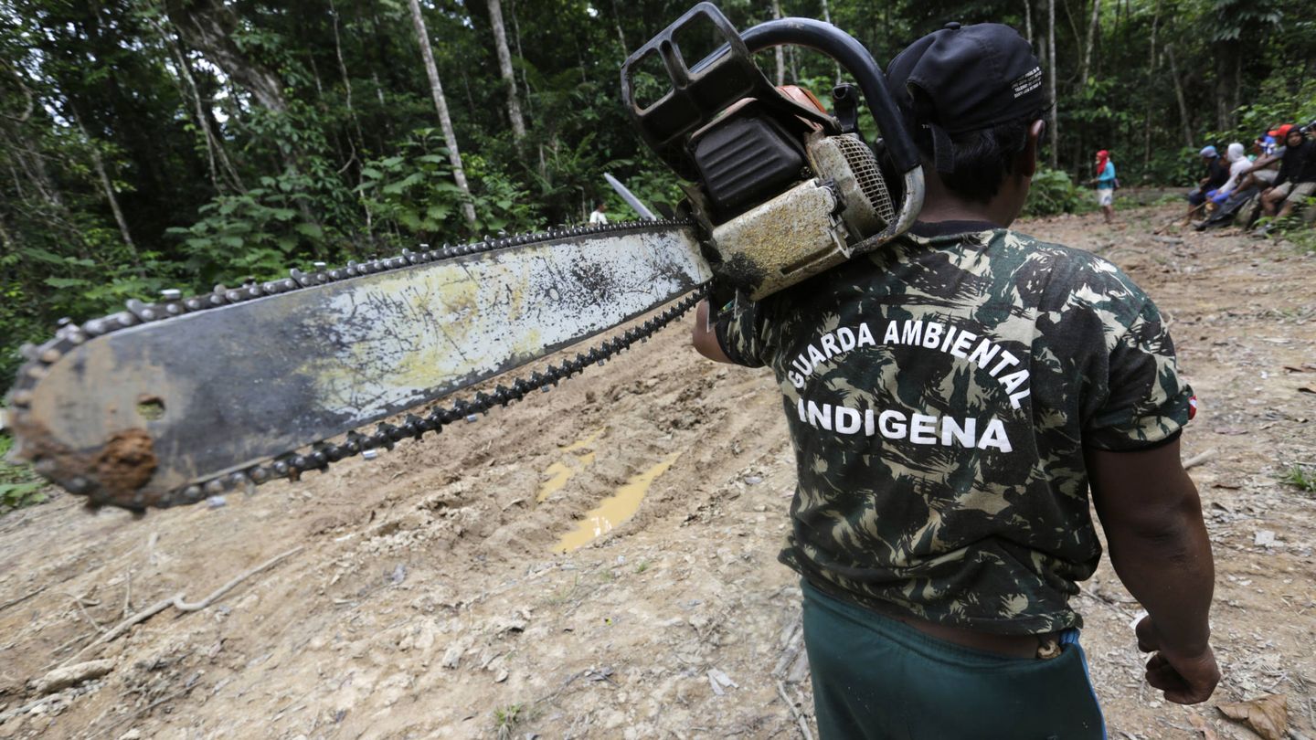 Un miembro de la Guardia Ambiental Indígena transporta una motosierra incautada a madereros clandestinos, en el estado amazónico de Maranhao. (Reuters)