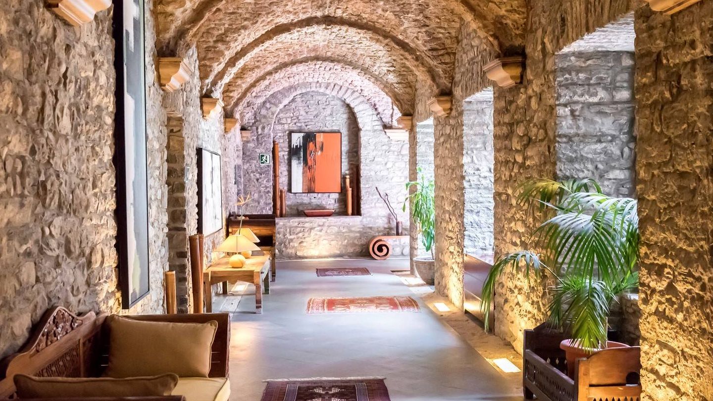 Lo mejor para seguir relajándose, un claustro como el de este hotel de Boltaña. Después vendrá la aventura.