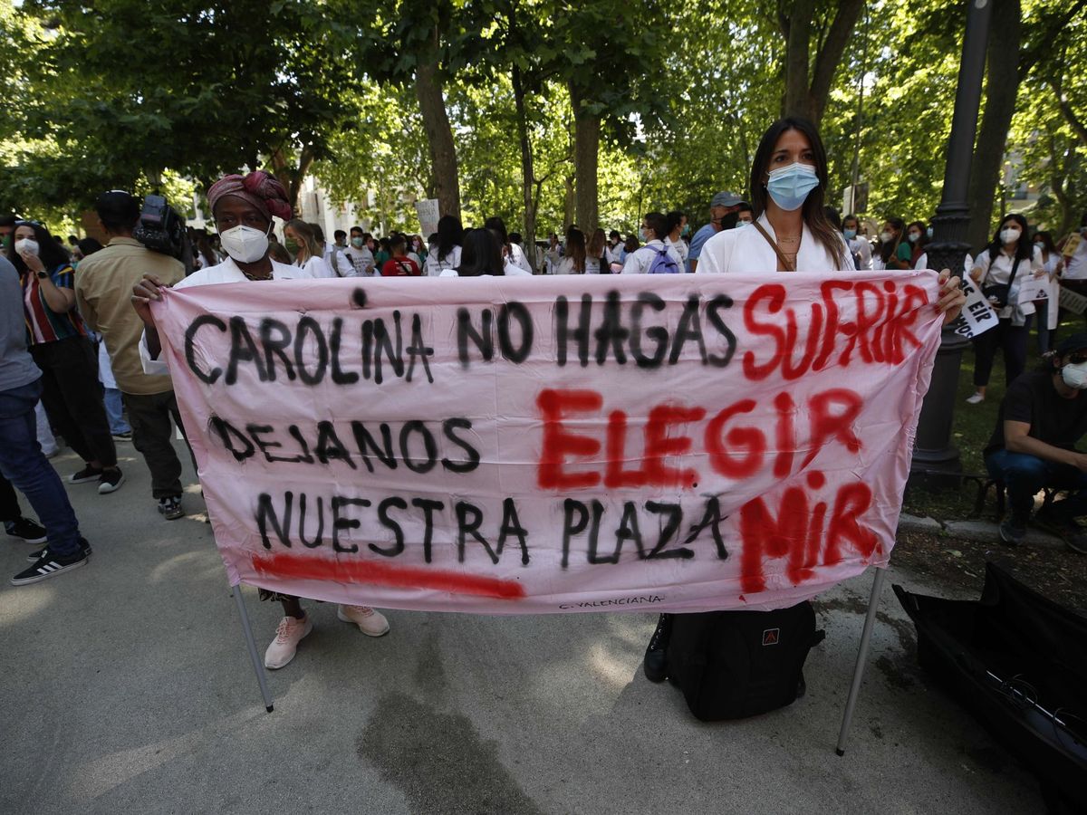 Foto: Médicos Internos Residentes (MIR) protestan a las puertas del Ministerio de Sanidad en Madrid. (EFE)