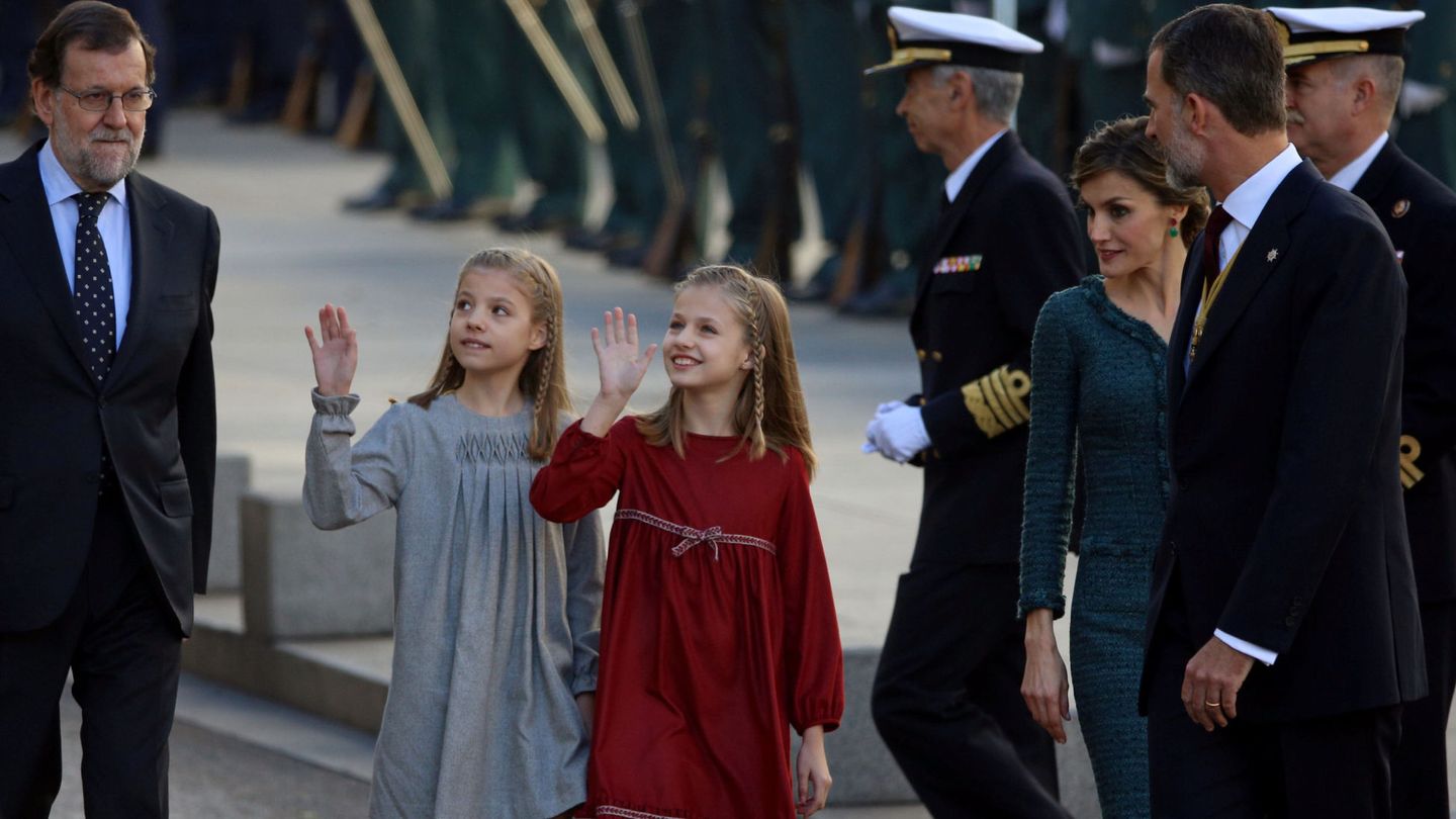 Las pequeñas saludan a su llegada (Reuters)