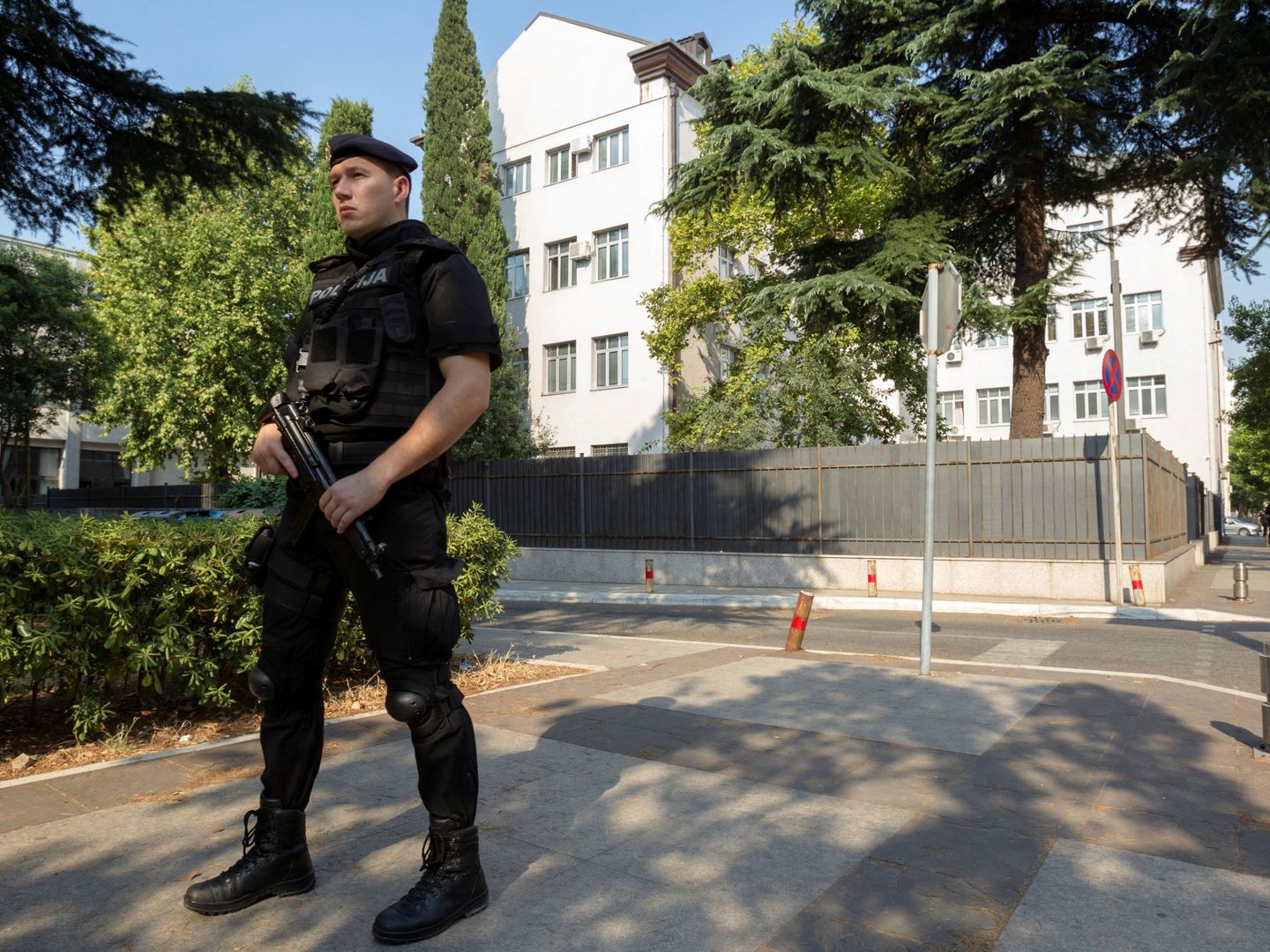 Un policía custodia el Alto Tribunal de Podgorica, en julio de 2017. (Reuters)