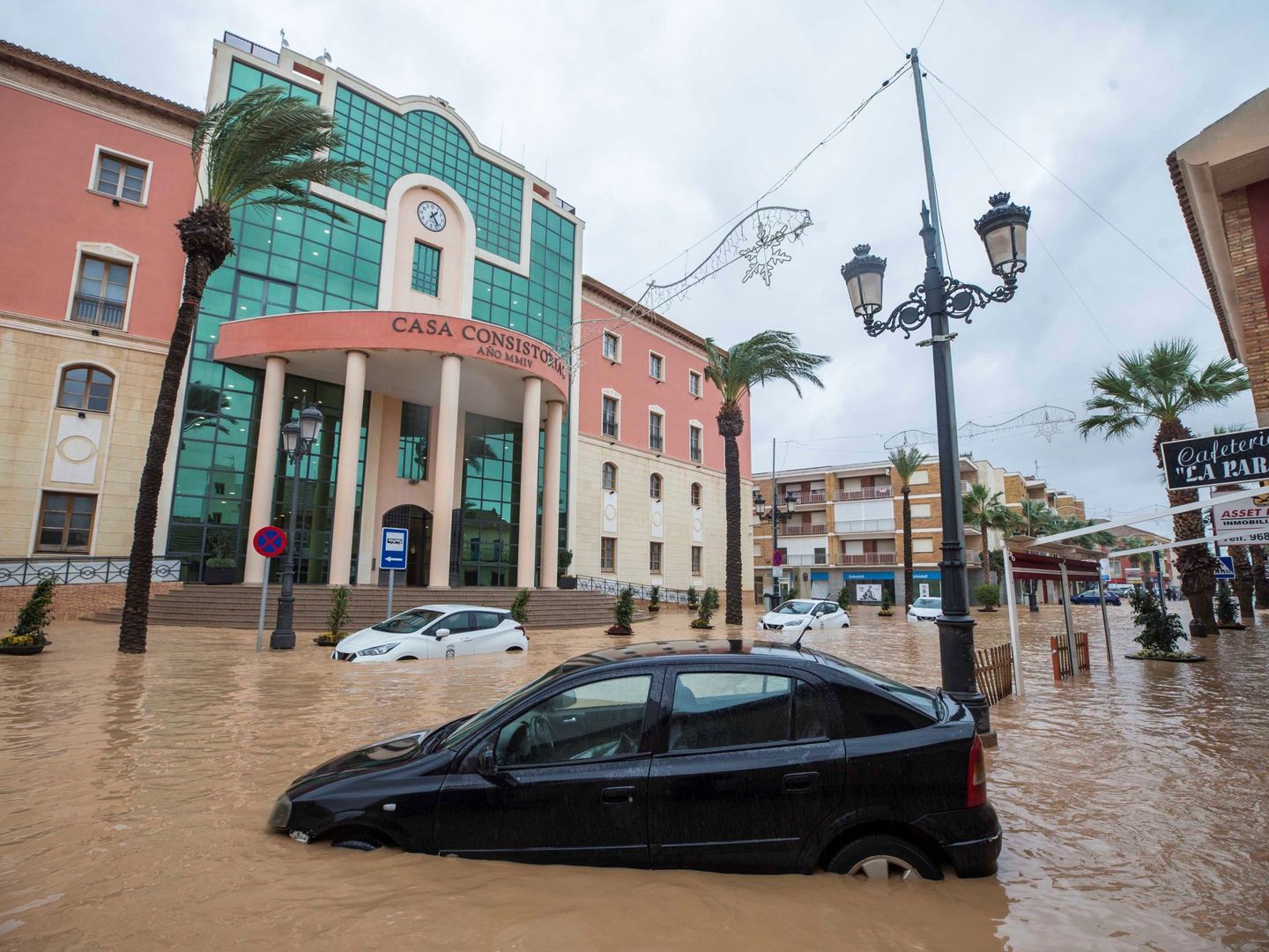 Varios coches atrapados por en el agua a causa de las fuertes lluvias caídas a finales de 2019 en Campo de Cartagena, Murcia (EFE)