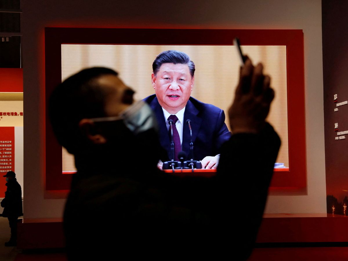 Foto: Un hombre pasa frente a una imagen de Xi Jinping (Reuters/Tingshu Wang)