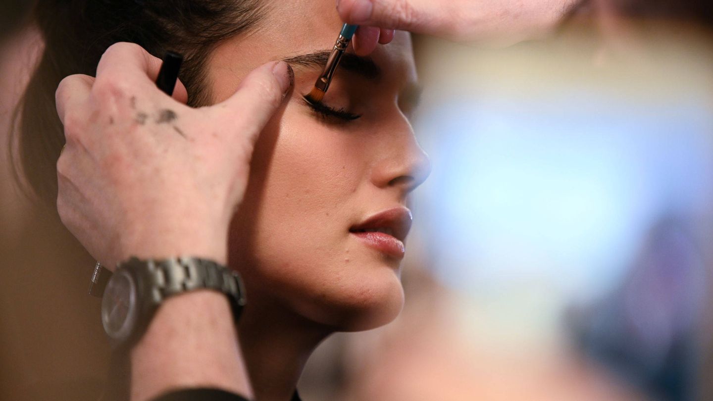 Un maquillador pinta los ojos de Blanca Padilla en el backstage. (Reuters)
