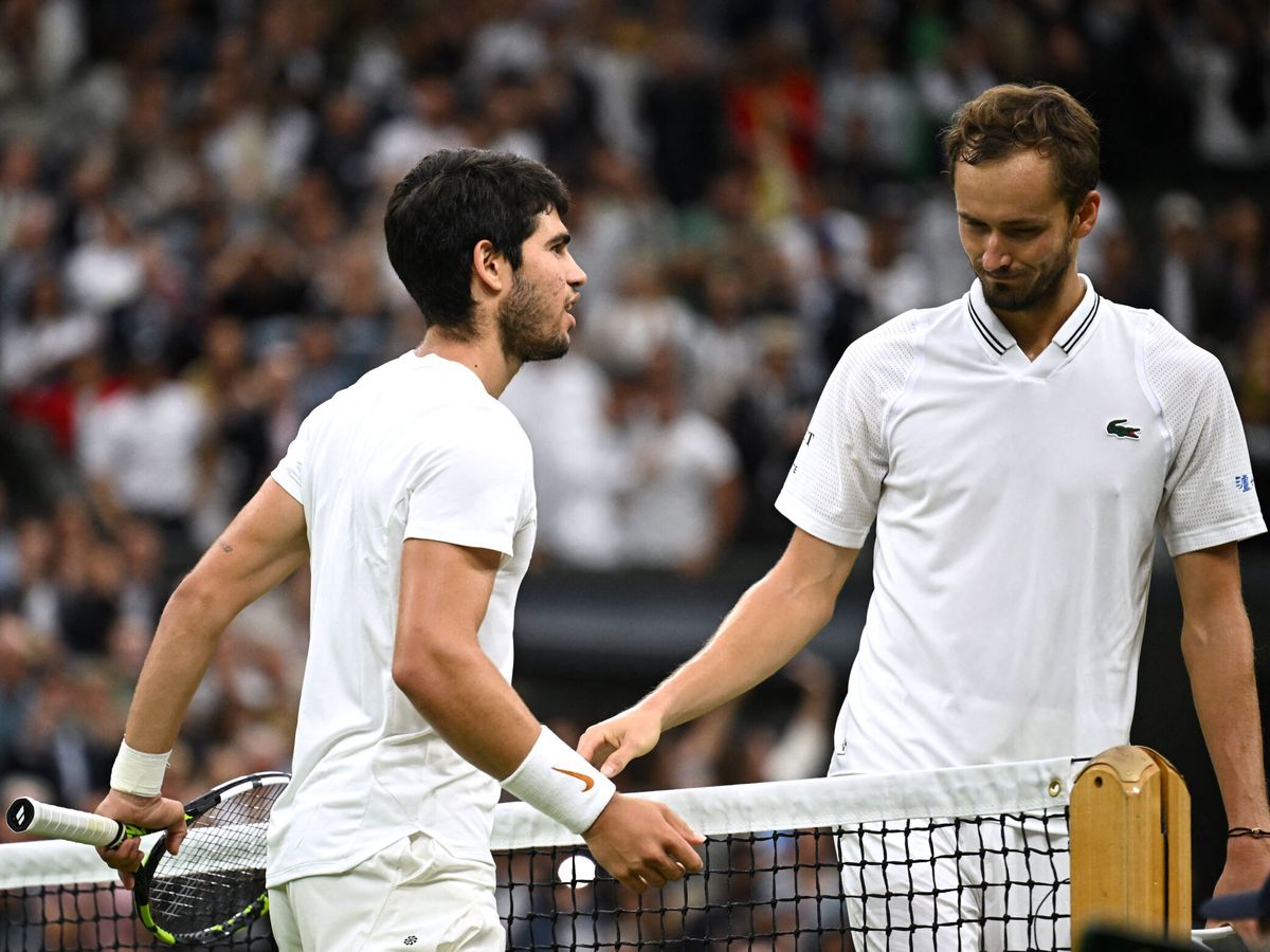 Foto: Alcaraz y Medvedev, tras enfrentarse en Wimbledon. (Reuters/Dylan Martínez)