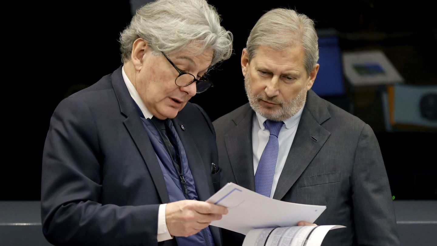 El comisario europeo de Mercado Interior, Thierry Breton (izquierda). (Reuters)