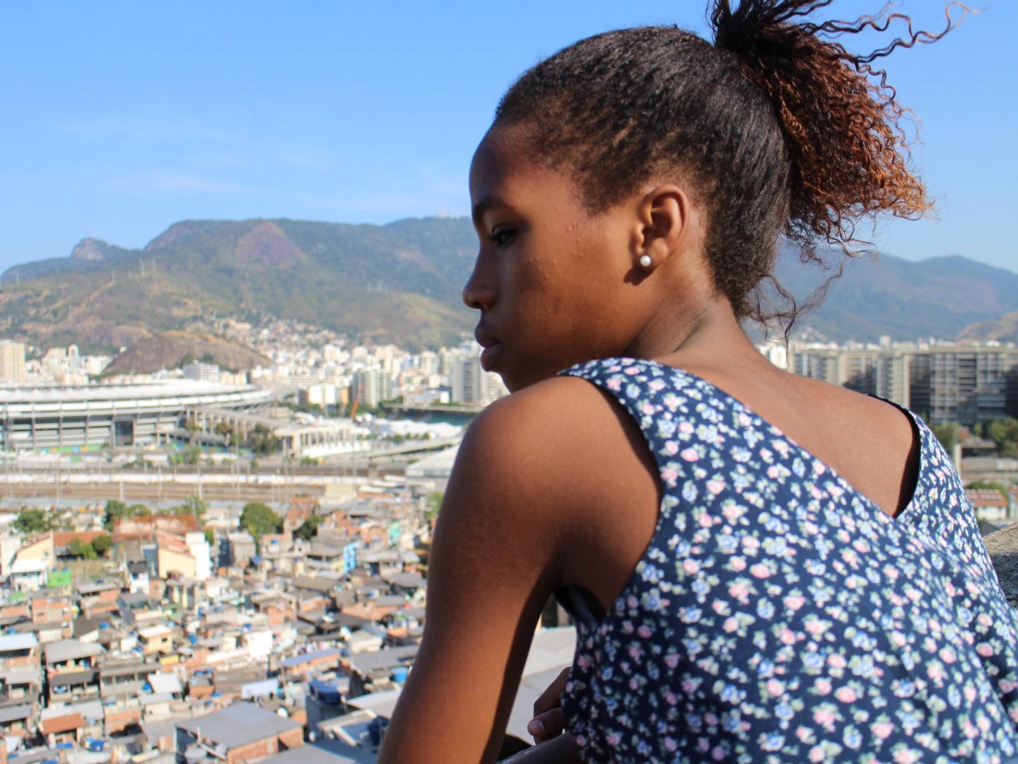 Una chica observa Río desde la favela (Valeria Saccone). 