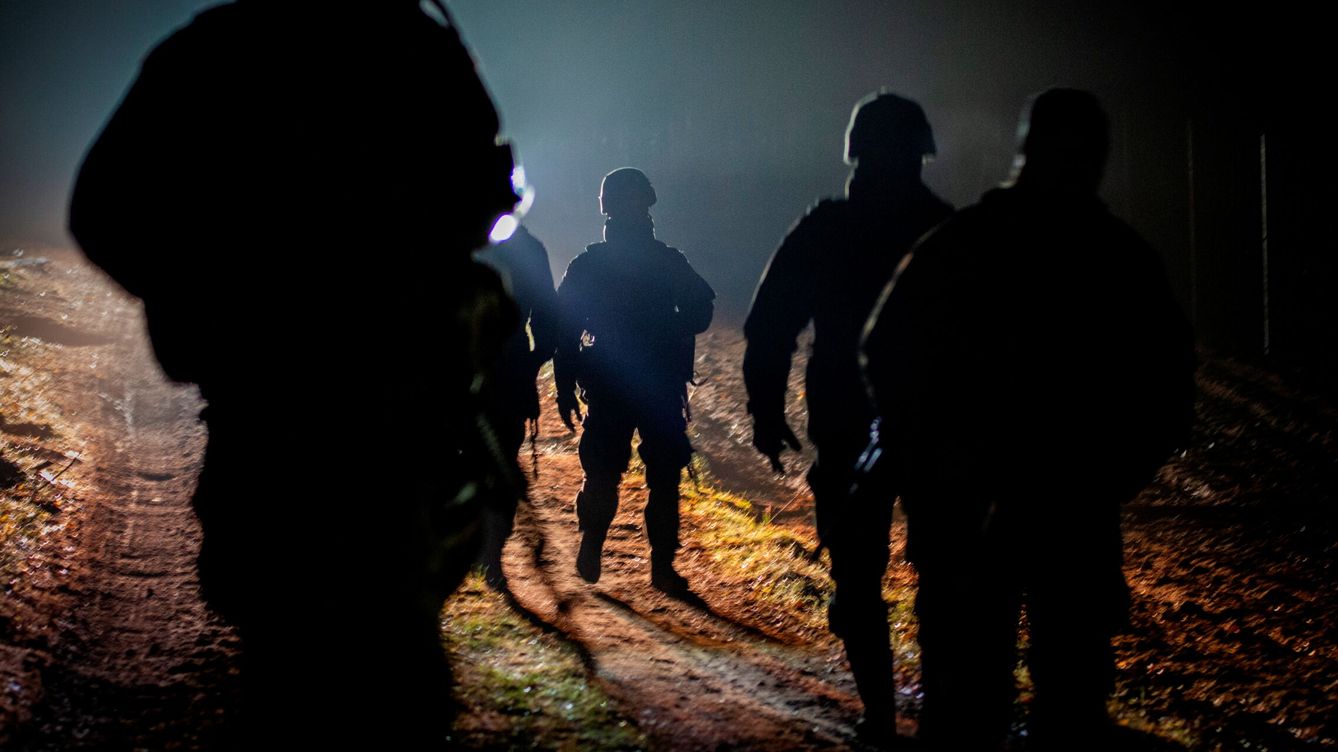 Foto: Soldados polacos en la frontera con Bielorrusia. (Reuters/Cedida)