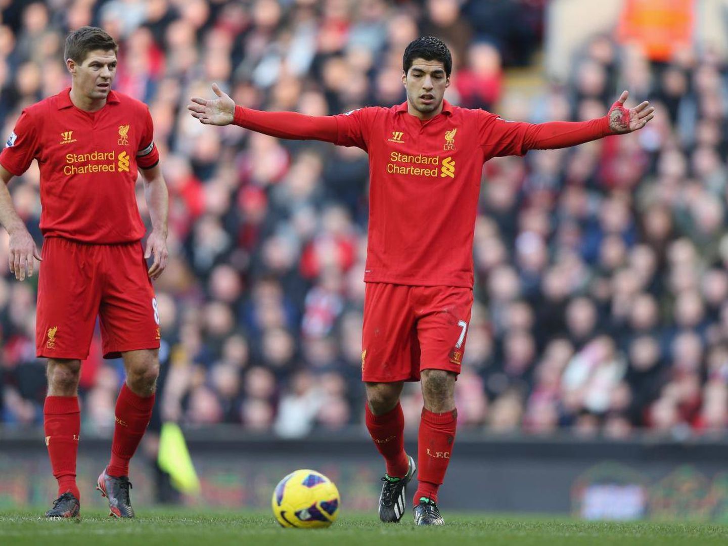Gerrard y Luis Suarez (Reuters)