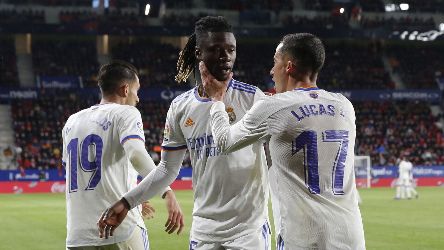 Lucas Vázque felicita a Camavinga en la jugada del segundo gol a Osasuna