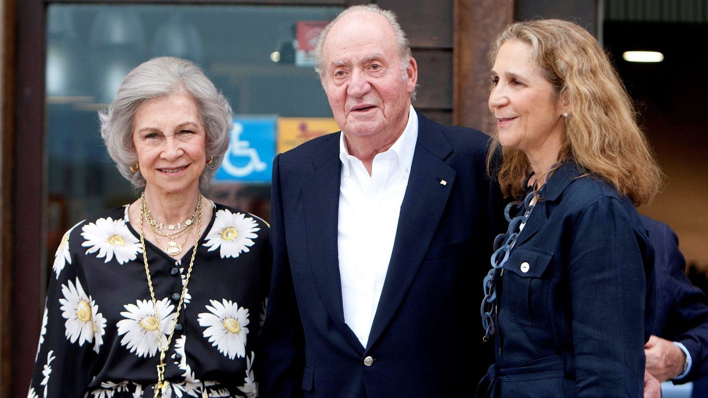 La reina Sofía, el rey Juan Carlos y la infanta Elena, en Galicia este fin de semana. (EFE)