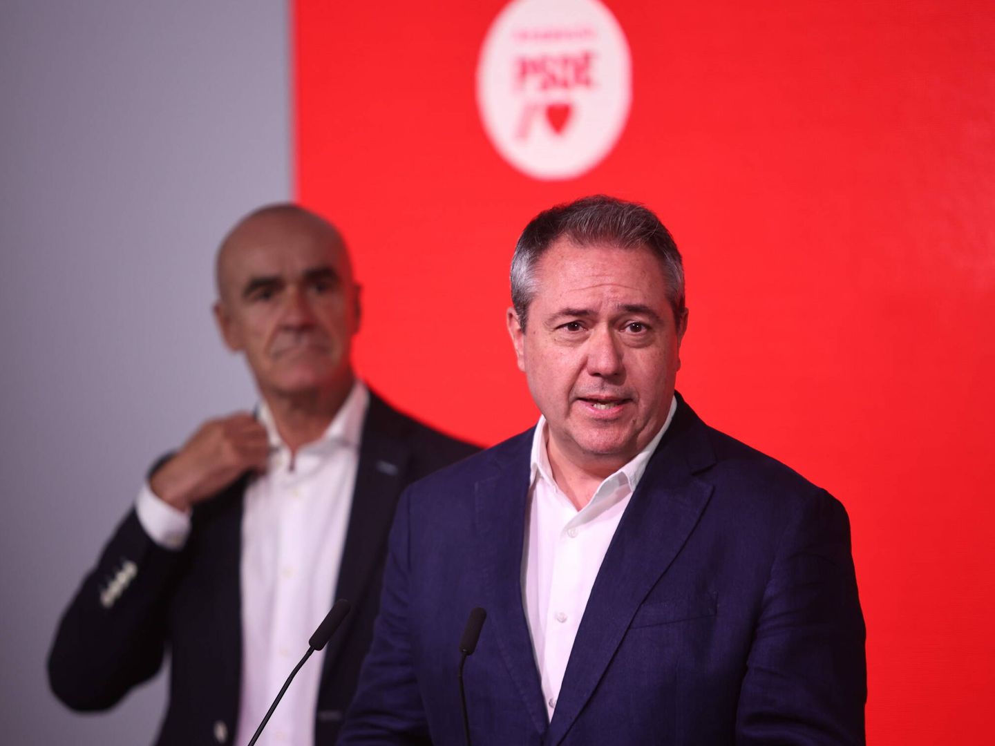 Juan Espadas comparece en la sede socialista junto con el alcalde de Sevilla, Antonio Muñoz. (Europa Press/Joaquín Corchero)