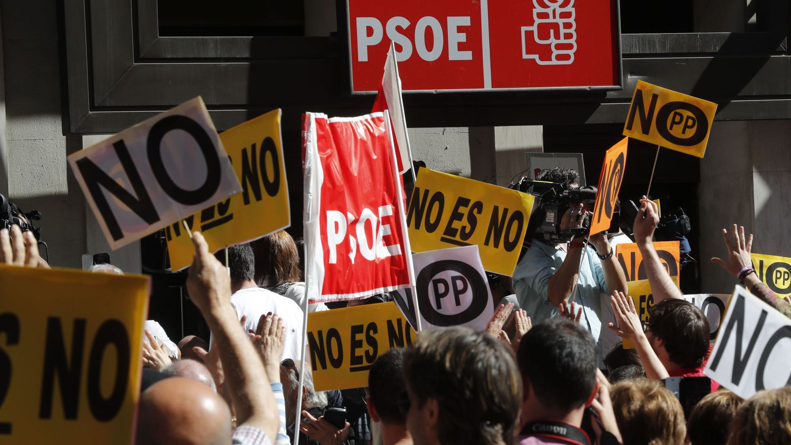 Foto: Simpatizantes del PSOE se concentran a las puertas de la sede del partido, en la madrileña calle Ferraz. (EFE)