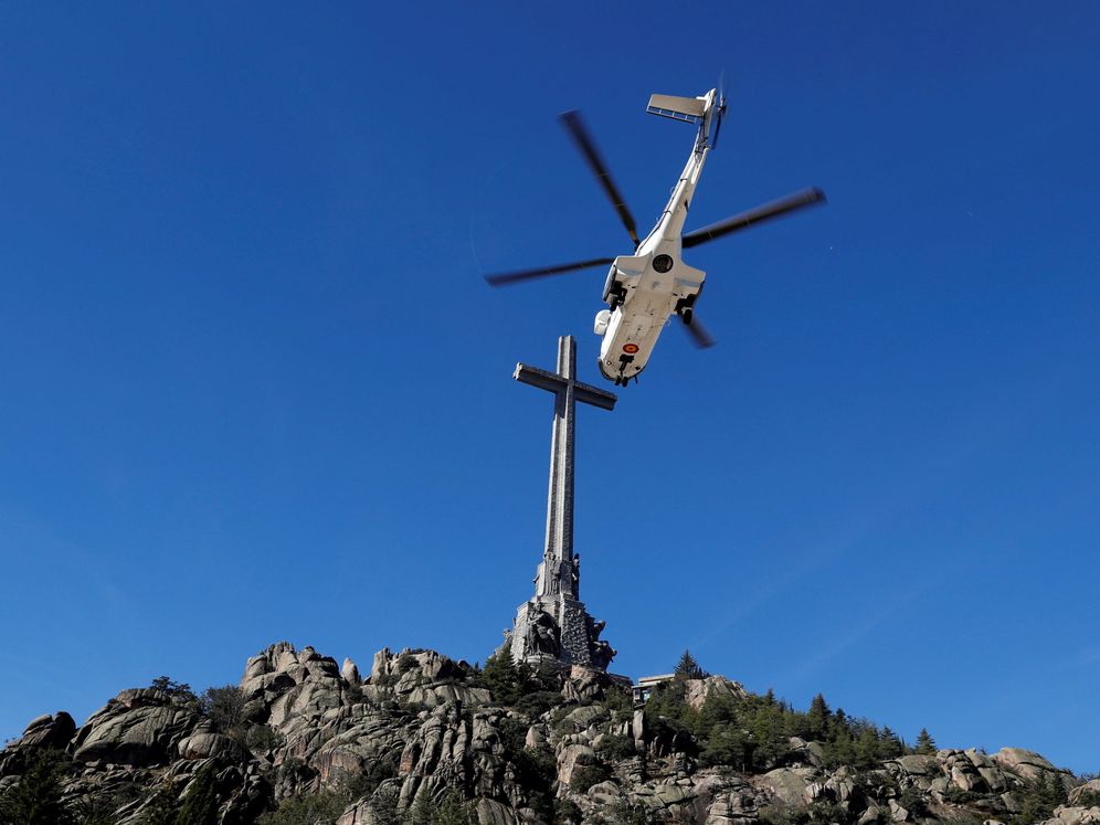 Foto: El helicóptero con el féretro de Francisco Franco se eleva para abandonar para siempre la basílica del Valle de los Caídos, al fondo, este 24 de octubre. (EFE)