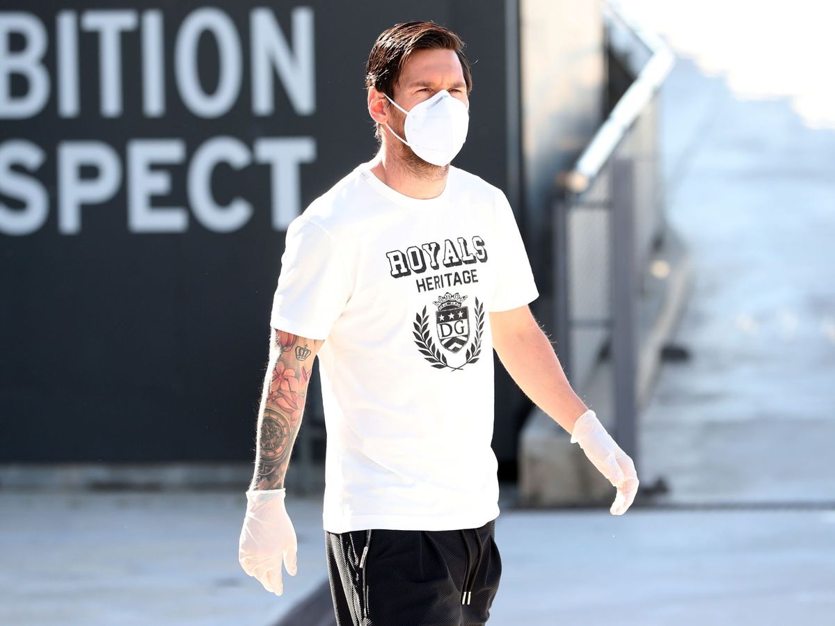 Foto: Leo Messi, con mascarilla y guantes, acude a hacerse los test del coronavirus. (Efe)