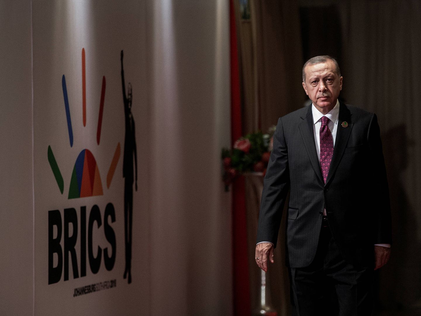 El presidente Erdogan a su llegada a una cumbre de los BRICS en Johannesburgo, en julio de 2018. (Reuters) 