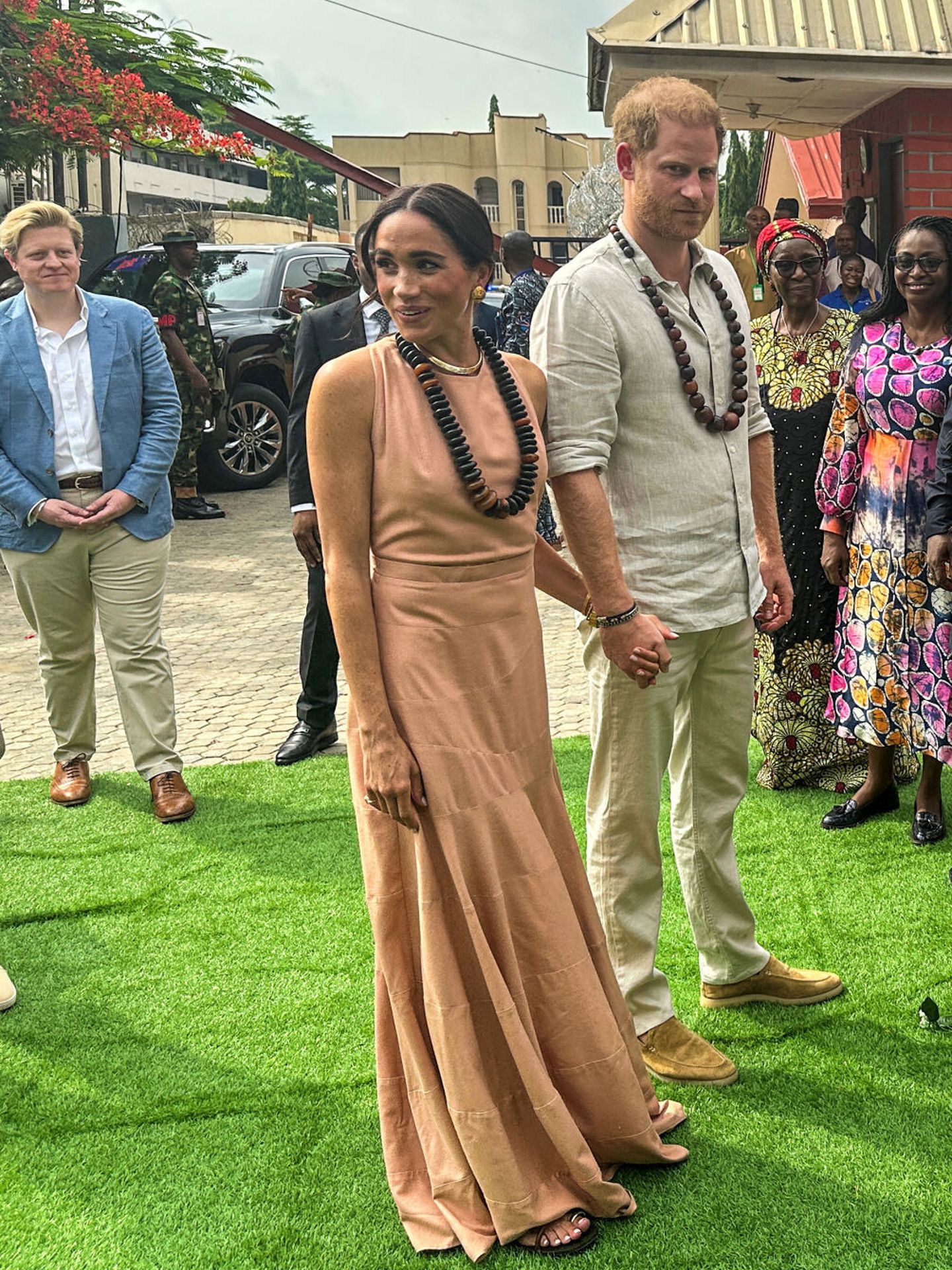 Meghan Markle, luciendo su primer look en Nigeria junto al príncipe Harry. (Reuters)