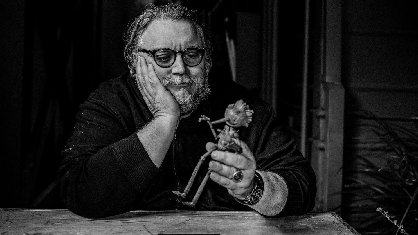 Guillermo del Toro y su creación. (EFE)