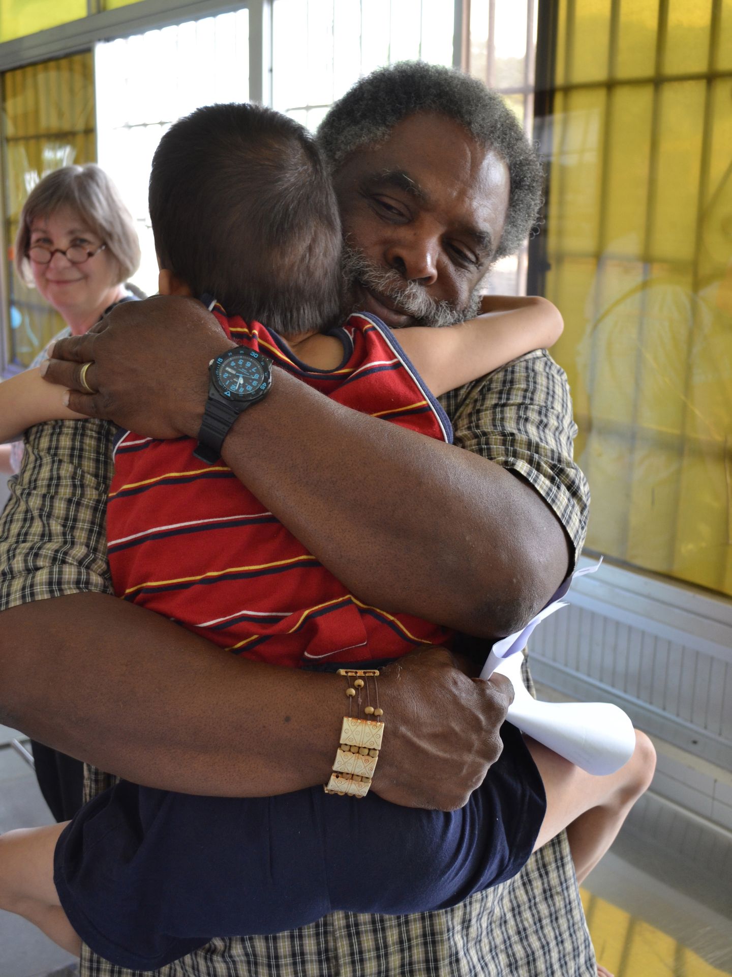 Michael Dempsey abraza a un niño discapacitado en el hospital de Tu Du (E.S.J.) 