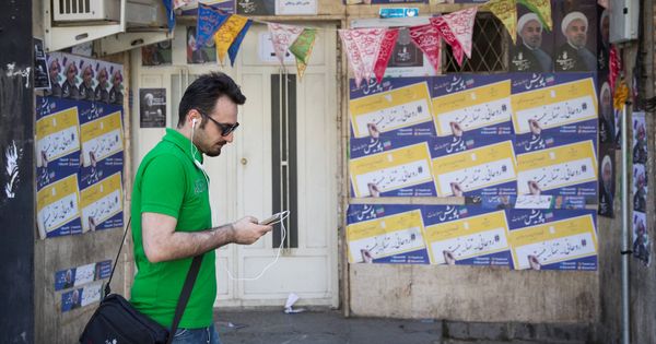 Foto: Un iraní sigue en su smartphone las noticias sobre las elecciones, en Teherán. (Reuters) 