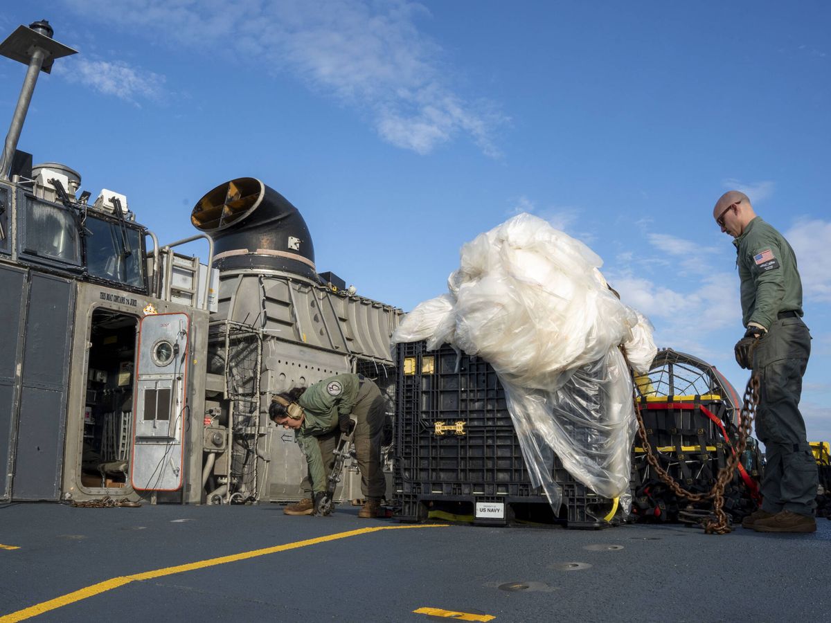 Foto: Recogida del 'goblo espía' interceptado en el Océano Atlántico. (Ryan Seelbach/U.S. Navy/Getty Images)