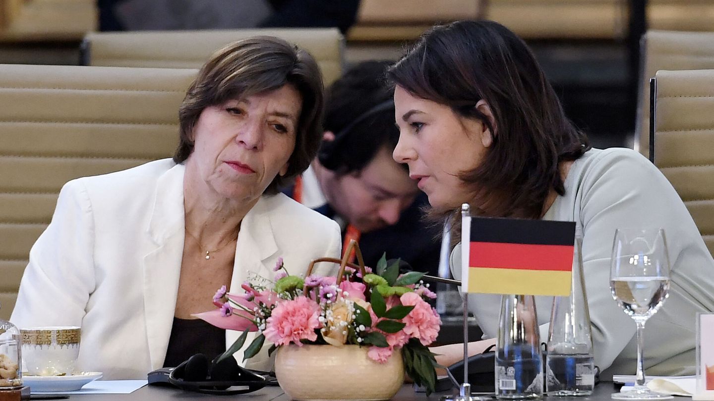 French Foreign and European Affairs Minister Catherine Colonna (L) talks with German Foreign Minister Annalena Baerbock during the G20 foreign ministers' meeting in New Delhi on March 2, 2023. OLIVIER DOULIERY Pool via REUTERS